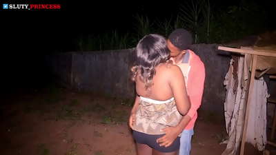 Romansa sràide agus gnè teth le nighean chubby bhon chlub